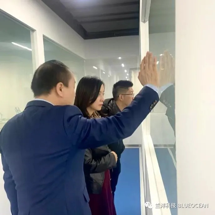 两位领导参观我司实验室
